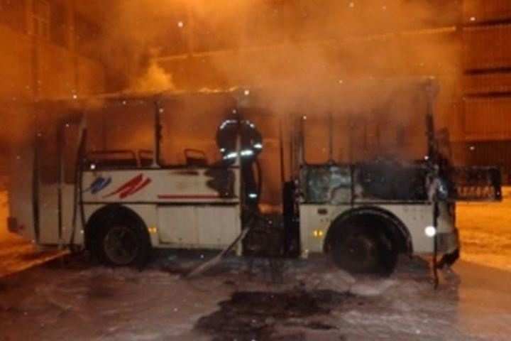 В Оренбурге полностью сгорел пассажирский автобус