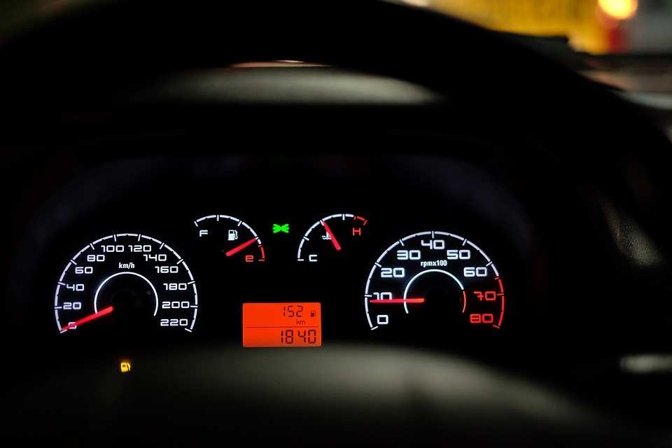 Российских водителей хотят штрафовать за превышение скорости на 1 км в час
