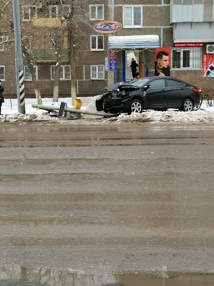 В Оренбурге Hyundai Solaris сбил светофор