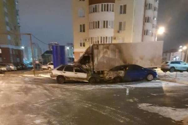 В Оренбурге сгорели три автомобиля