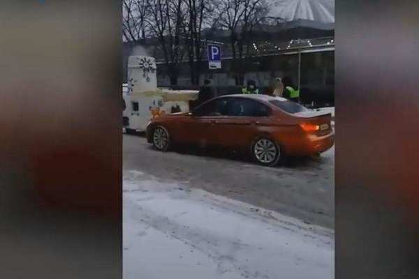 В Москве водитель BMW столкнулся с...самоходной печью