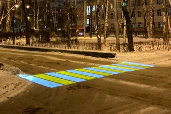 В городах России стали появляться первые проекционные «зебры»