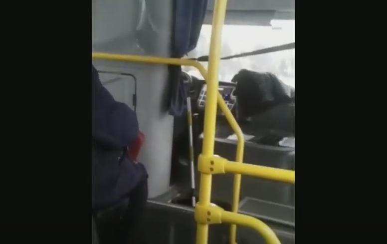 Водитель автобуса в Калининграде переключал передачи шваброй