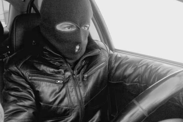 Житель Новотроицка угнал чужой автомобиль, подобрав ключи на улице