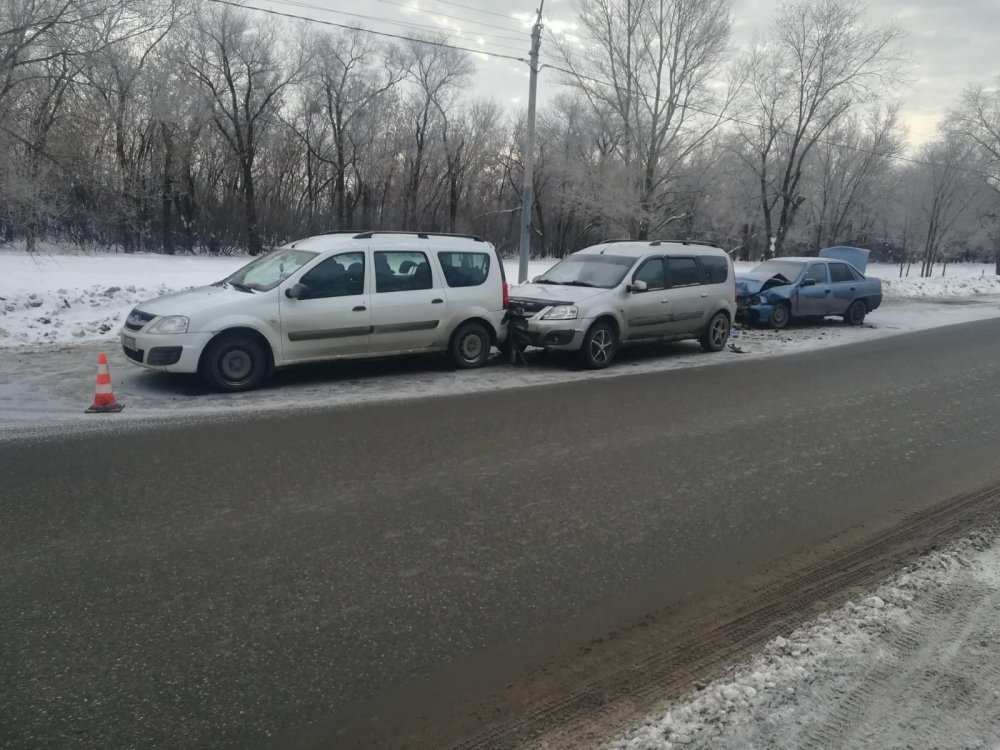 В Оренбурге в аварию попали сразу три автомобиля
