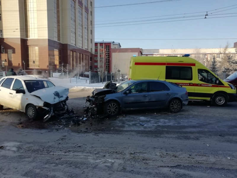 В Оренбурге лоб в лоб столкнулись Renault и ВАЗ