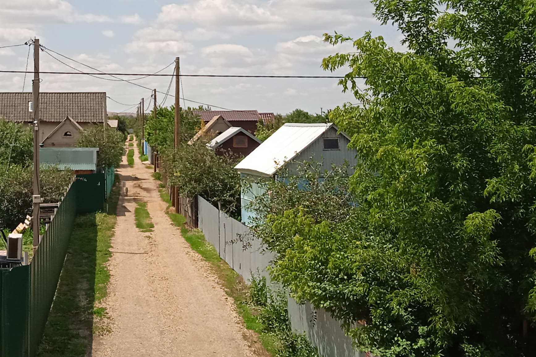 На каком расстоянии от забора можно строить дом