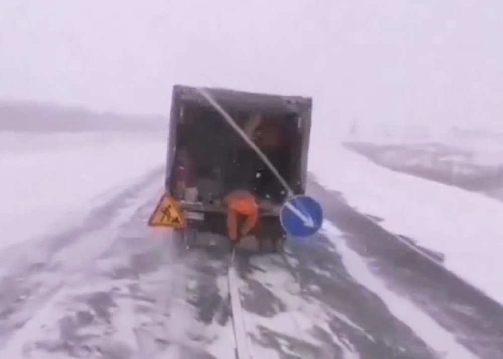 На трассе Оренбург-Самара дорожники наносили разметку во время метели