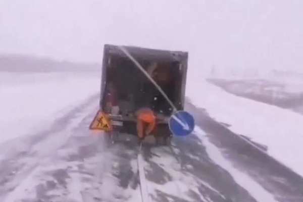 На трассе Оренбург-Самара дорожники наносили разметку во время метели