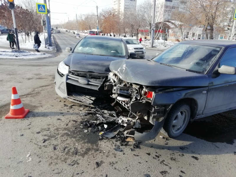 В Оренбурге столкнулись «Ford» и «ВАЗ-2112»