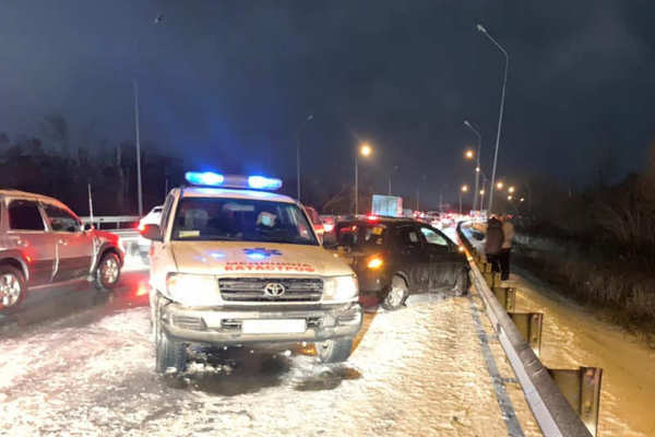 В Приморье на дороге столкнулись 15 машин. Среди них были две кареты «скорой»