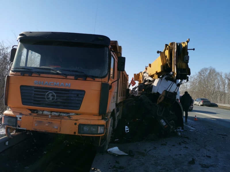 Под Оренбургом грузовик буквально раздавил кабину автокрана