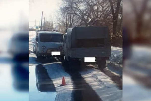 В Новотроицке на узкой дороге не разъехались два «УАЗа»