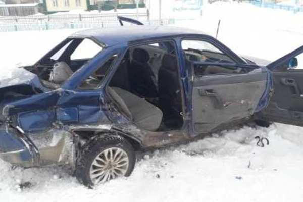 В Башкирии в столкновении легковушки и грузовика пострадали дети