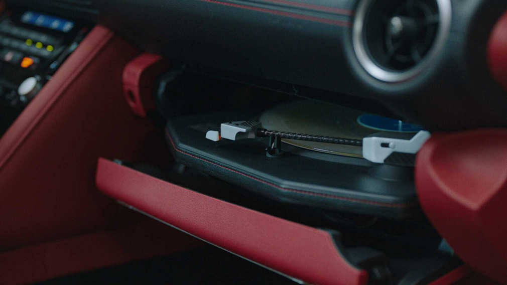 В новом седане Lexus IS Wax Edition можно будет слушать виниловые пластинки