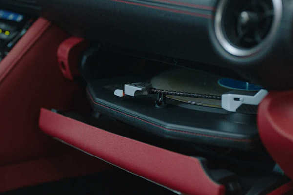 В новом седане Lexus IS Wax Edition можно будет слушать виниловые пластинки