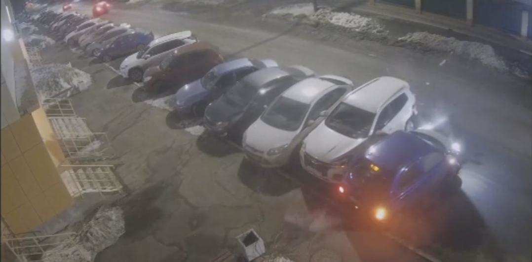 Оренбуржец протаранил четыре припаркованных иномарки