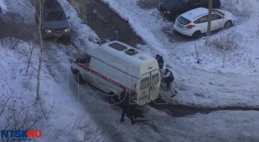 В Новотроицке в снегу застряла «скорая» с пациенткой