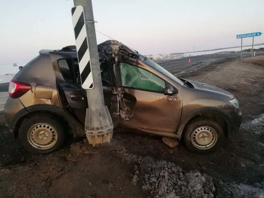 На трассе Оренбург-Самара автоледи врезалась в столб 