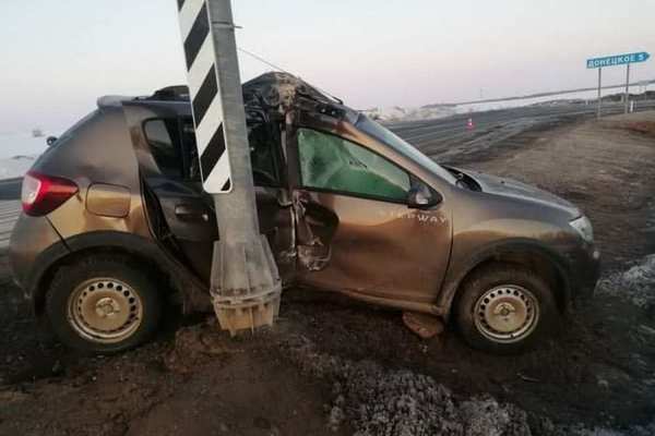 На трассе Оренбург-Самара автоледи врезалась в столб 