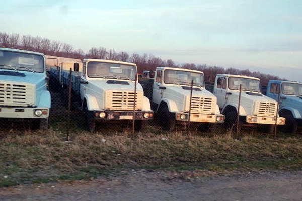 В России обнаружили стоянку с редкими модификациями грузовиков ЗИЛ