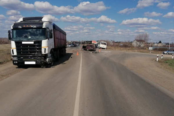 В Сакмарском районе столкнулись грузовик, автобус и легковой автомобиль