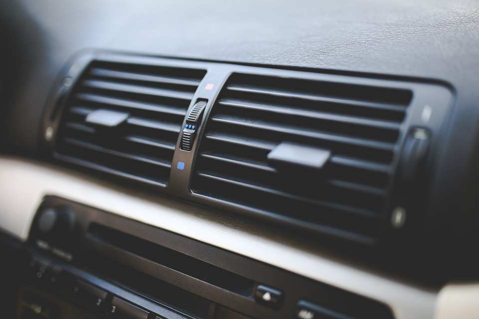 Как быстро охладить воздух в автомобиле?