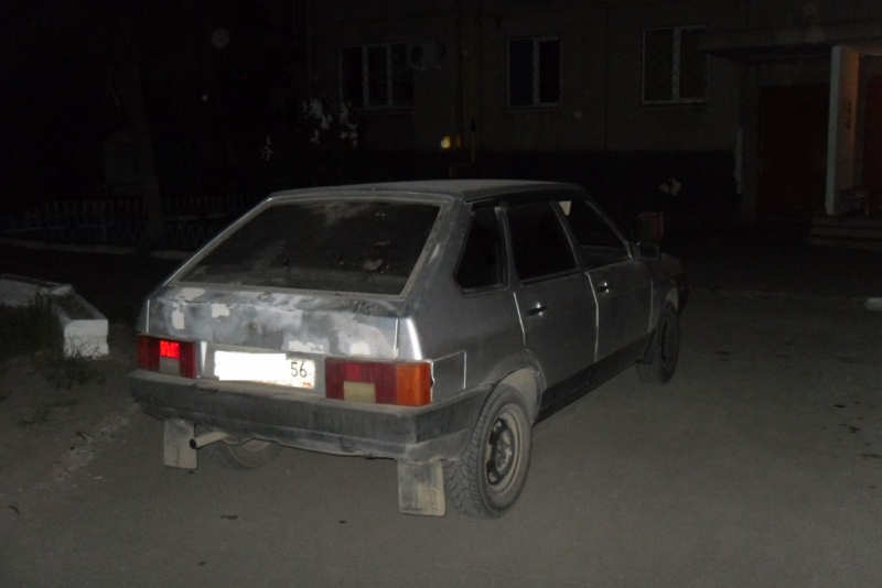 В Новотроицке угонщики автомобиля забыли рюкзак на месте преступления