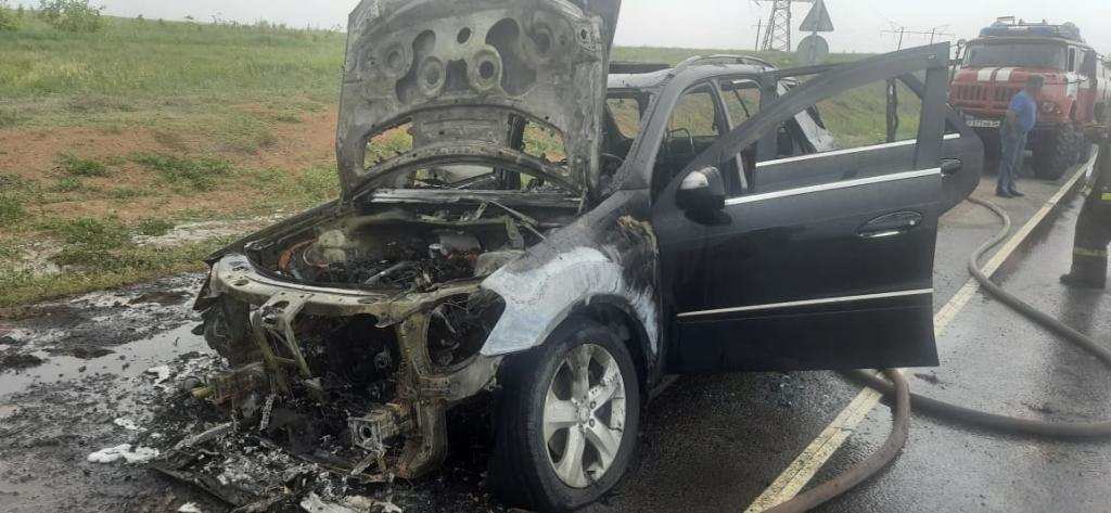 В Сакмарском районе на ходу загорелся внедорожник Mercedes