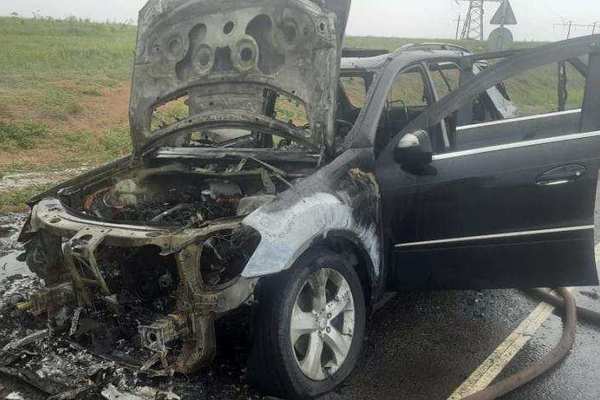 В Сакмарском районе на ходу загорелся внедорожник Mercedes