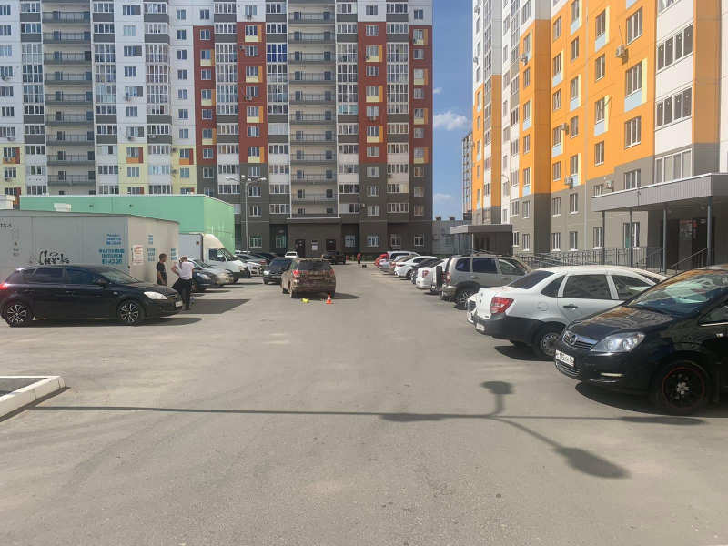В Оренбурге 8-летний самокатчик попал под колеса Toyota Matrix
