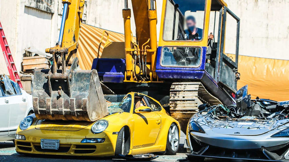 На Филлипинах раздавили незаконно ввезенные в страну премиальные автомобили