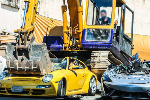 На Филлипинах раздавили незаконно ввезенные в страну премиальные автомобили