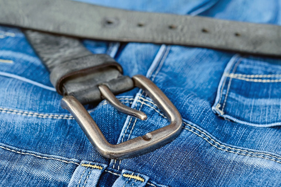 Как зашить джинсы с помощью невидимой заплатки?