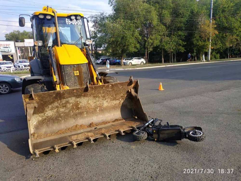 В Оренбурге самокатчик попал под ковш трактора