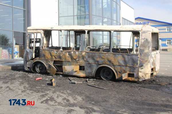 В Оренбурге до тла сгорел пассажирский автобус