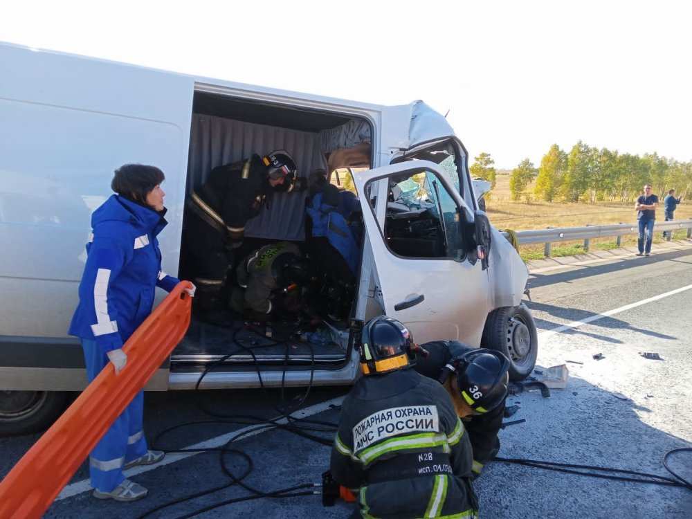 В лобовом ДТП на трассе Уфа-Оренбург погибли четыре человека