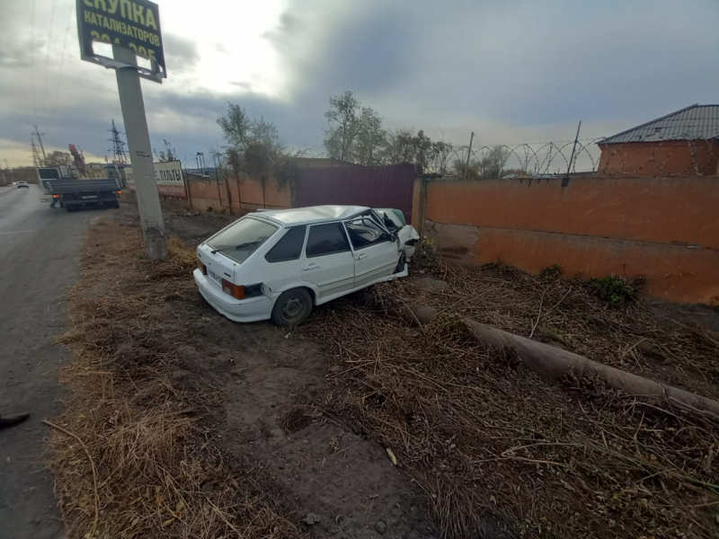 В Новотроицке водитель без прав въехал в стену жилого дома