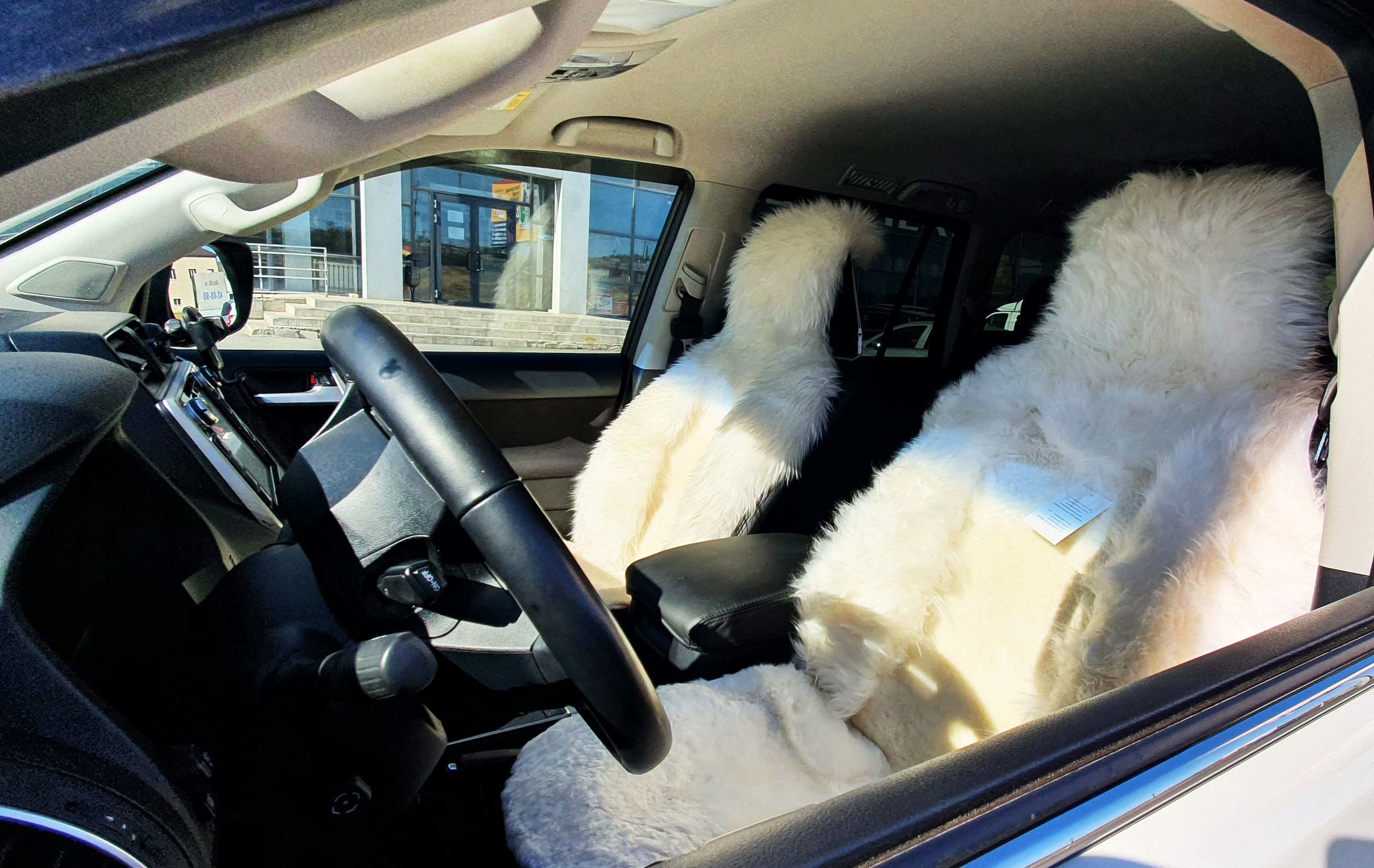 Меховые накидки на сиденья согреют водителя