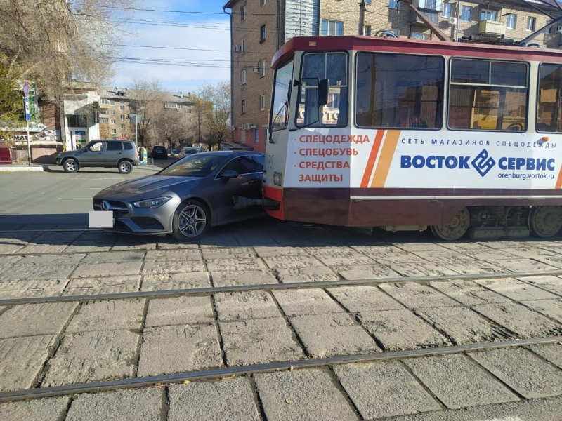 В Орске Mercedes попал под трамвай