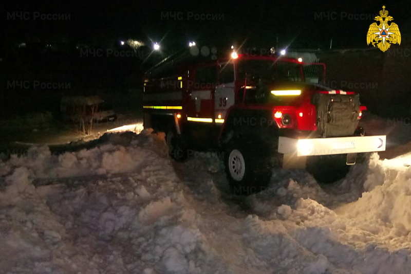 Спасатели вызволили из снежного плена автомобиль «Скорой помощи»