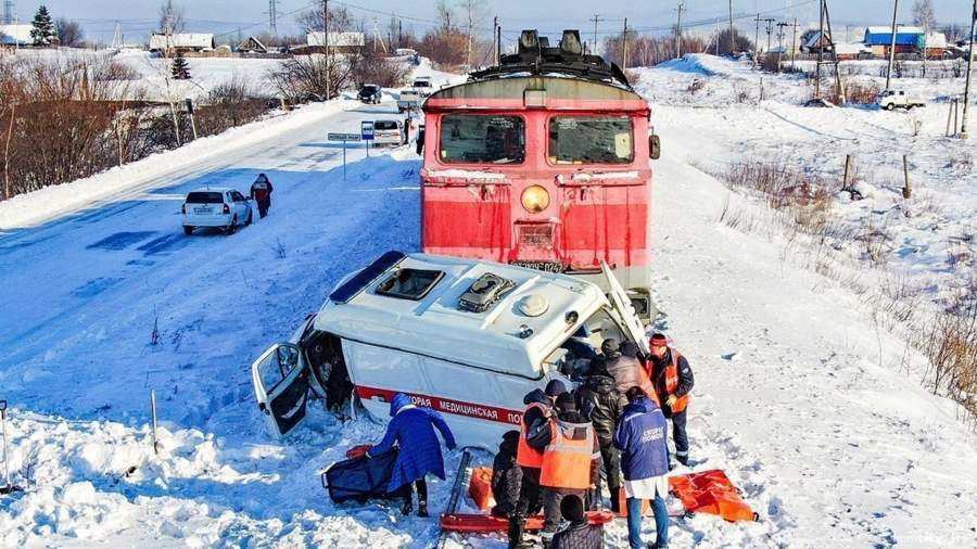 Автомобиль «Скорой помощи» с пациентом попал под локомотив на железнодорожном переезде