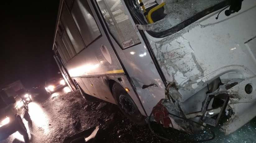 Под Оренбургом на дороге столкнулись два автобуса и легковой автомобиль