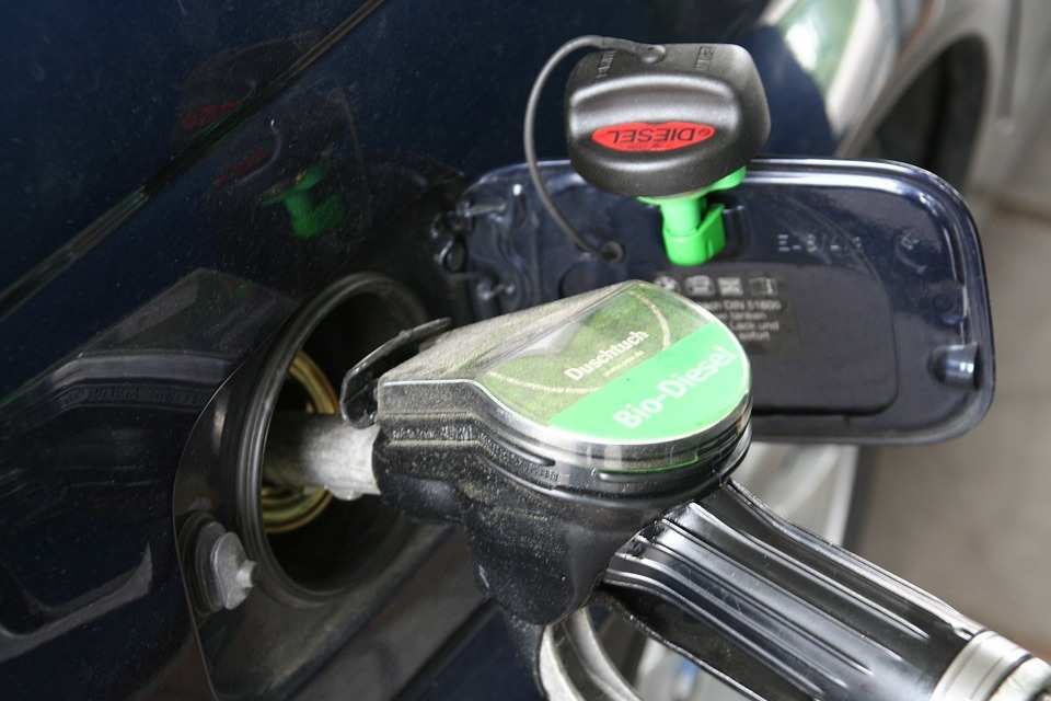 Как открыть замерзший люк бензобака в машине?