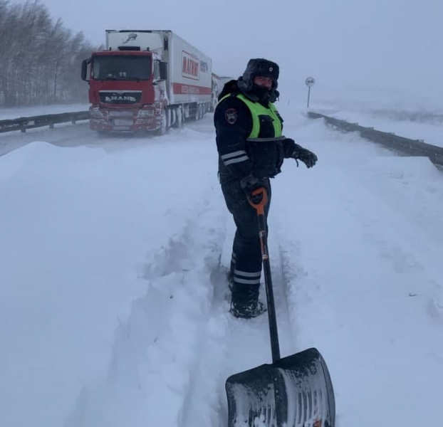 Полицейские Бузулука лопатами расчищали снег на дороге