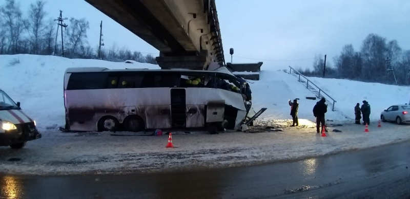 Пассажирский автобус врезался в опору моста