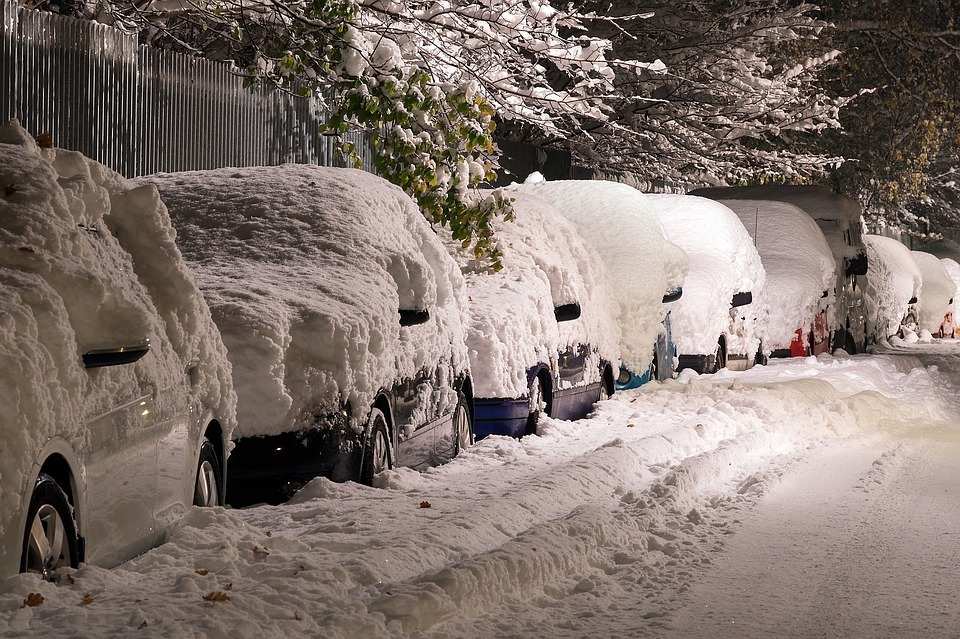 Как правильно очистить автомобиль от снега и льда?