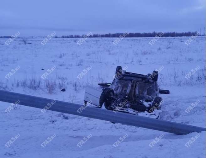 В Оренбурге водитель на Pegeout сбил опору ЛЭП