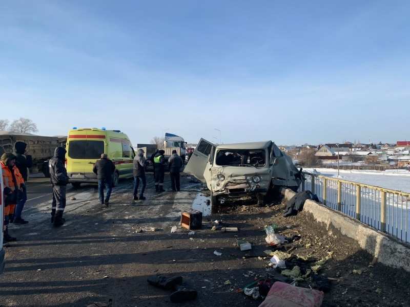 На трассе Оренбург - Самара водитель фуры врезался в УАЗ дорожников