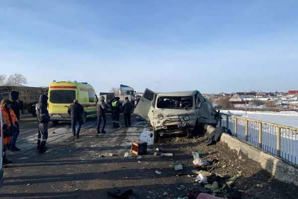 На трассе Оренбург - Самара водитель фуры врезался в УАЗ дорожников
